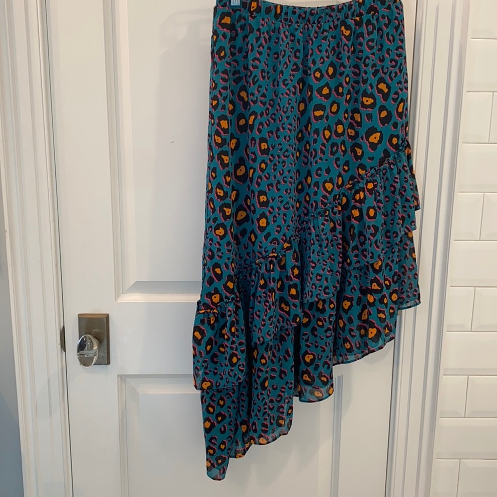 Asymmetrical skirt.